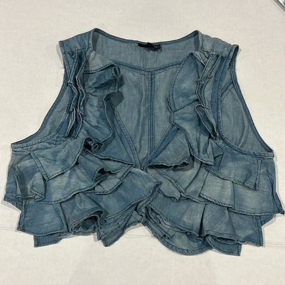 2/$20 Vintage blue light wash denim like ruffle vest Women’s size M - Picture 7 of 7